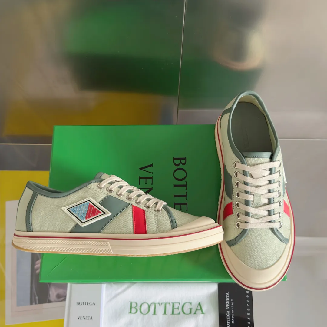 Top version: Couple model 560💰 Bottega Veneta Bottega Veneta BV’s latest Eliot series retro basketball shoes casual sports canvas shoes Bottega Veneta 2025 spring and summer show new shoes Eliot is on the market. Inspired by retro basketball sneakers, the color combination highlights youthful vitality and perfectly interprets the theme of youth and childlike innocence. The details are also very particular. The summer canvas brings excellent durability and comfort. Designs such as calfskin trim, rubber toe caps and hand-painted retro red lines are full of retro feel. The round toe and convex sole add a modern feel. Exquisite packaging at the delivery counter🛍📦 ▪️Fabrics: Original customized high-density canvas + cowhide ▪️Inner lining: Original customized breathable canvas ▪️Sole: Original open-molded anti-slip TPU material ▪️Sole thickness: 3CM ▪️Size: Women’s 35-41 / [Men’s 39-45 pre-sale]